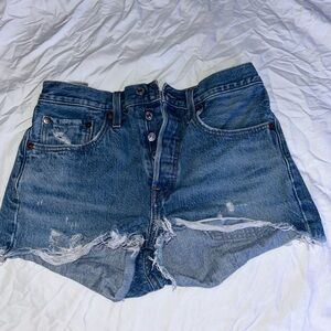 Levi dark wash Jean shorts size w26